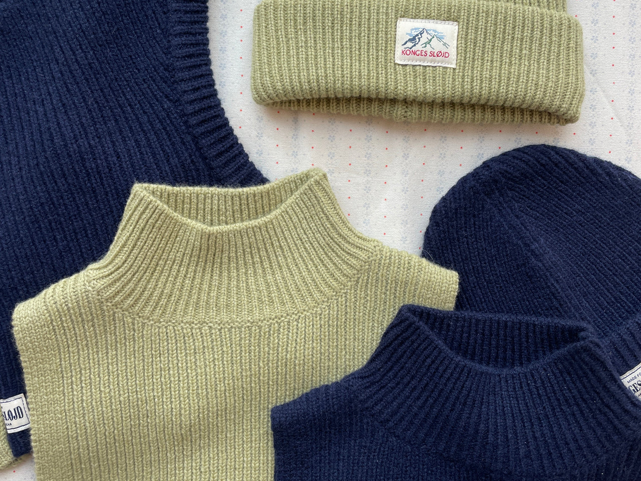 Konges Sløjd A/S NECKWARMER pale olive green