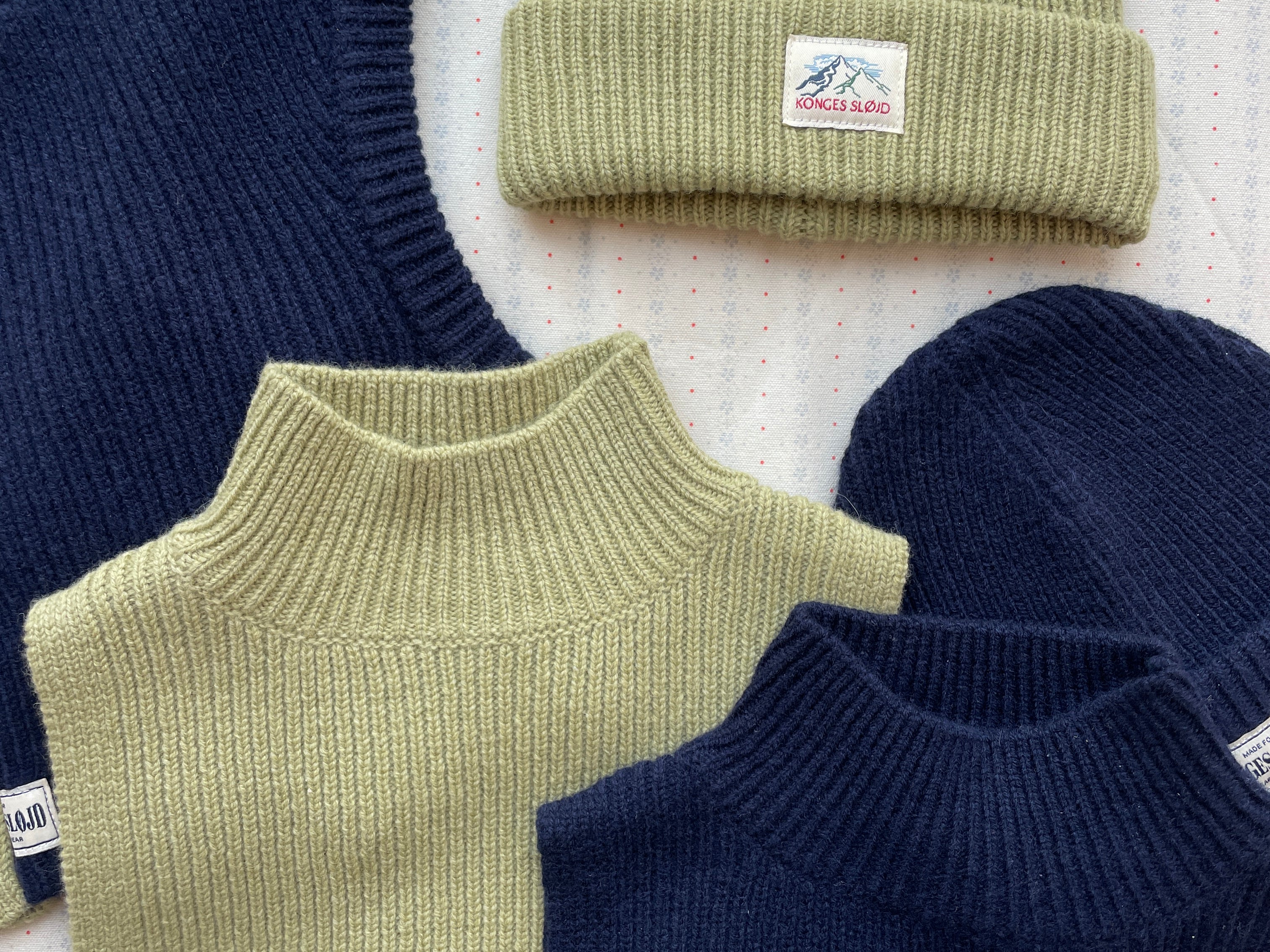 Konges Sløjd A/S NECKWARMER pale olive green
