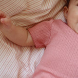 Konges Sløjd A/S Sengetøj - Baby stripie petite rose