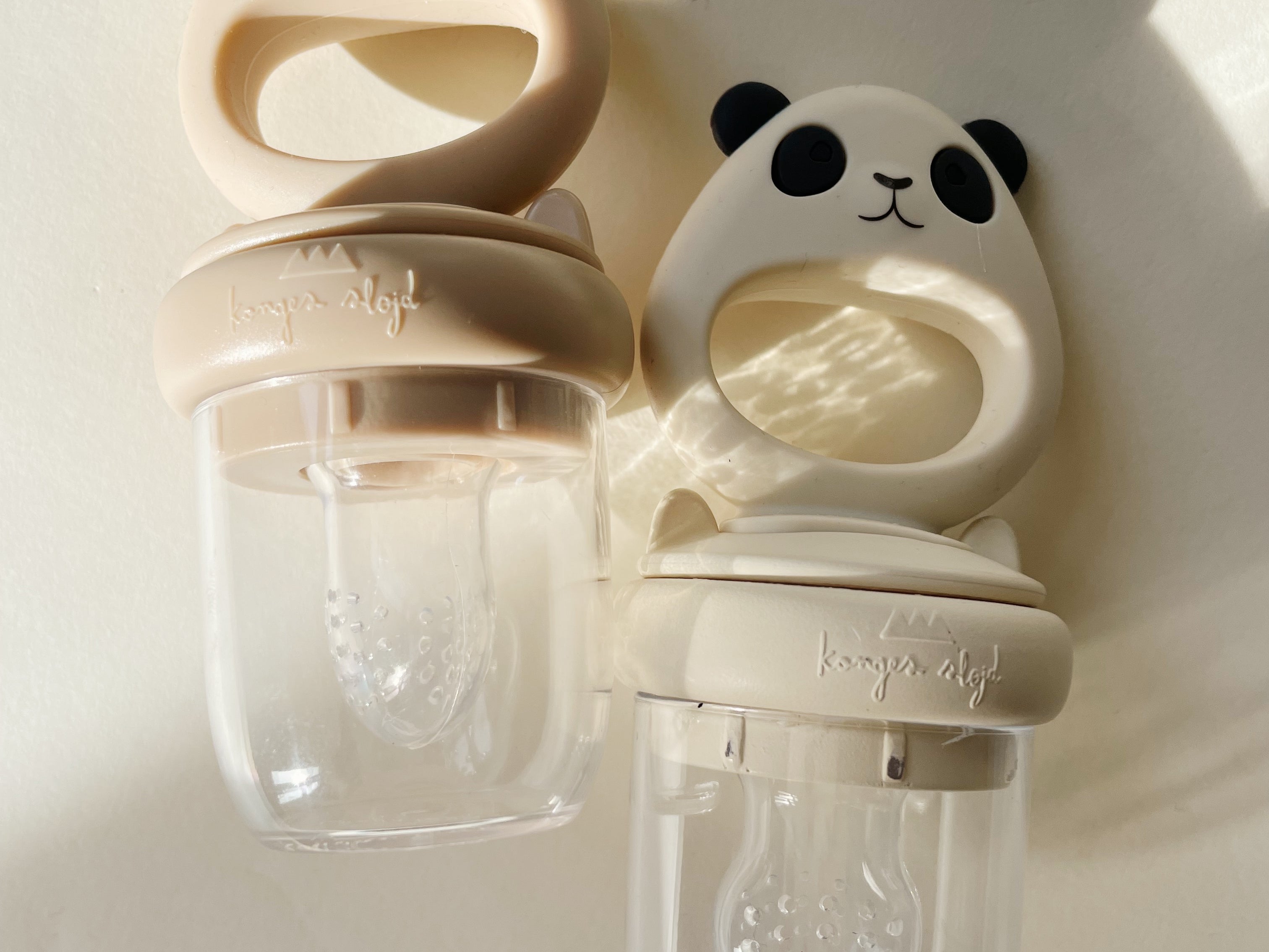 Konges Sløjd A/S SILICONE FRUIT FEEDING PANDA PACIFIER Frugtsutter SHELL MIX